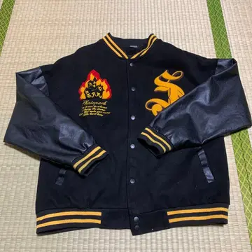 MADESTAR 바시티 자켓 블랙과 옐로우 컬러