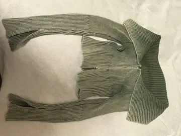 SPINNS 오프숄더 그린 후드 부착 리브 니트