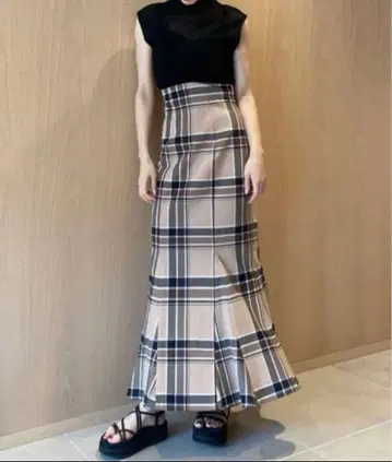 snidel 하이웨스트 타이트 헤무 플레어 체크 스커트