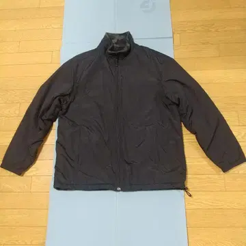 유니클로 블랙과 카모 패턴의 집업 리버서블 자켓