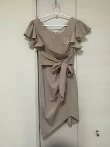 DEA by ROBE de FLEURS 프릴 소매 베이지 드레스 S