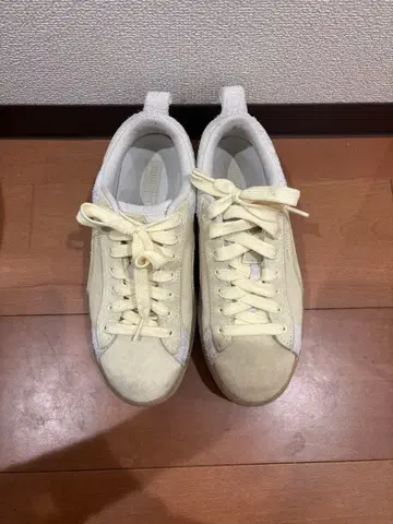 PUMA 통굽 스니커즈 크림