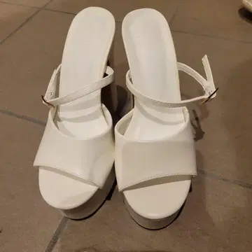 화이트 스트랩 샌들 힐 8cm