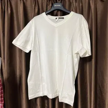 화이트 V넥 티셔츠 V 로고 자수