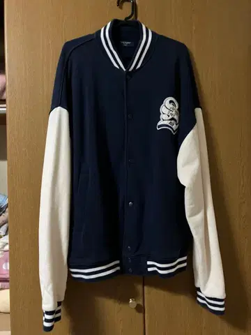 네이비/화이트 바시티 자켓