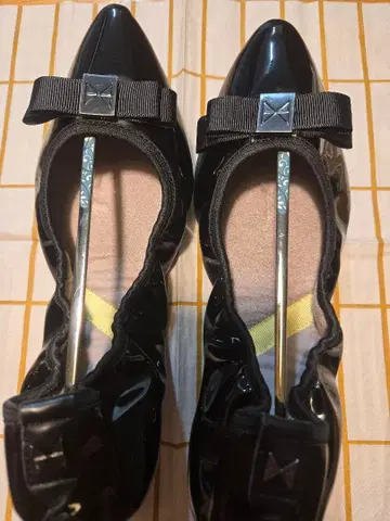 버터플라이 트위스트 리본 포함 블랙 에나멜 스틸레토 슈즈