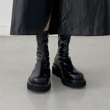 HALEY PESCA / 볼륨 통굽 백 지퍼 숏부츠