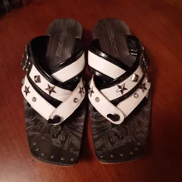 LOVE HUNTER. 러브헌터. 스터드 장식 크로스 스트랩 샌들