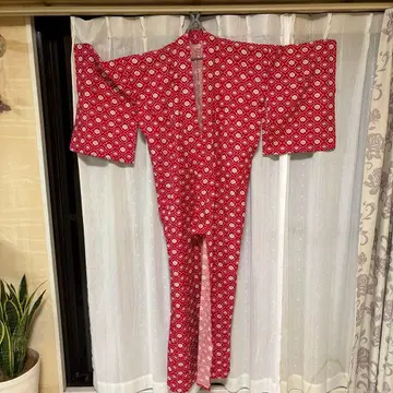 빨간색 꽃무늬 겉옷 면 소재