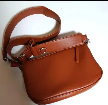 브라운 숄더백 합성 피혁 내 포켓 있음