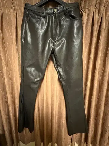 mnml 블랙 가죽 플레어 팬츠