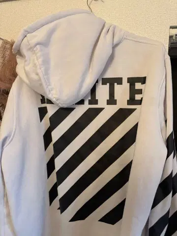 화이트 스트라이프 후드 부착 후드티