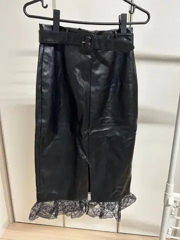 EATME 레이스 밑단이 달린 블랙 가죽 타이트 스커트