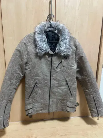 퍼 달린 가죽 라이더 자켓