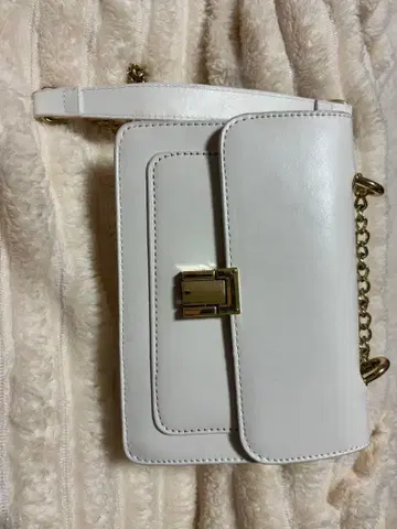 화이트 플랩 숄더백