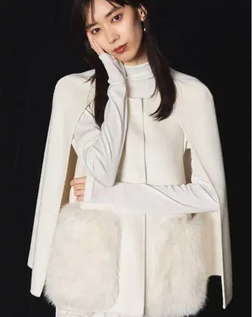 셀포드 퍼 포켓 리버 케이프 자켓 23aw 화이트