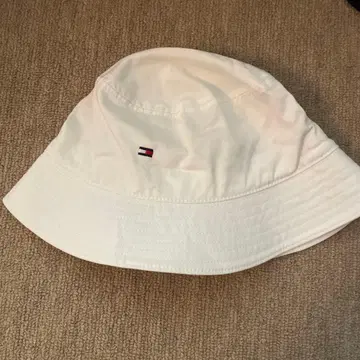 타미힐피거 화이트 버킷햇 마크 있음