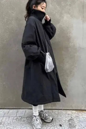 차오패닉 티피 / 스탠드 카라 볼륨 슬리브 코트 블랙