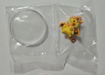 피카츄 피규어 판초를 입은 피카츄 메가 리자몽Y