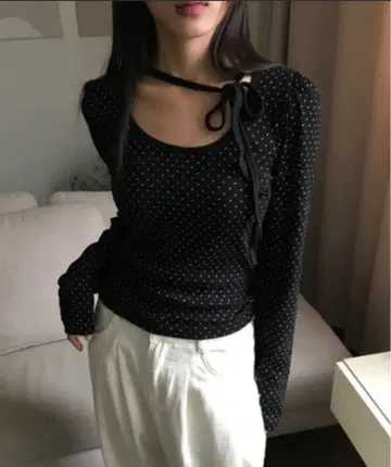 도트 롱 슬리브 U넥 T셔츠