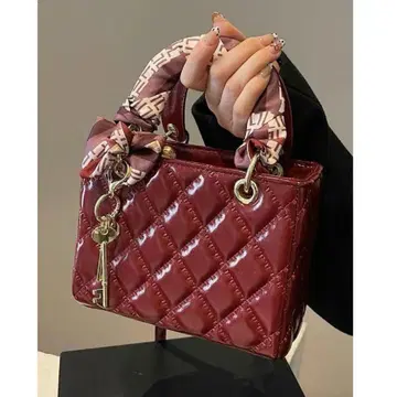 와인 레드 퀼팅 핸드백