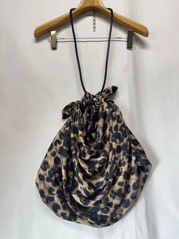 ZARA 자라 레오파드 무늬 애니멀 무늬 복조리형 숄더백