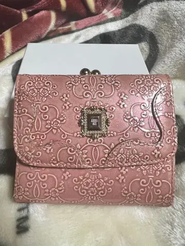 [ 새상품급 ] ANNA SUI 핑크 엠보싱 접이식 지갑