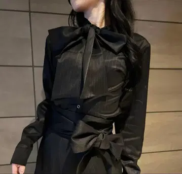 Melt the Lady tie neck ribbon blouse BLK