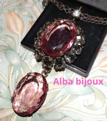 Alba bijoux 핑크 유리 롱 목걸이 BEARDSLEY