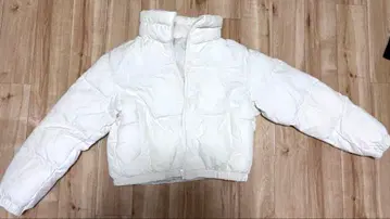 59. GU 화이트 숏 다운 자켓