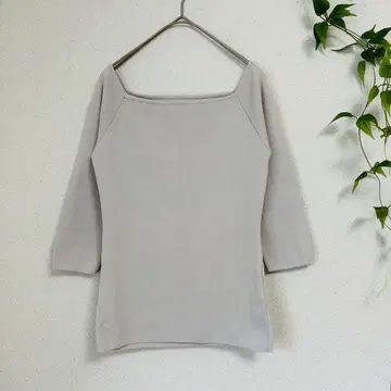 cawaii 스퀘어 넥 미색 니트 베이지 아크릴 혼방 슬림 효과 있음