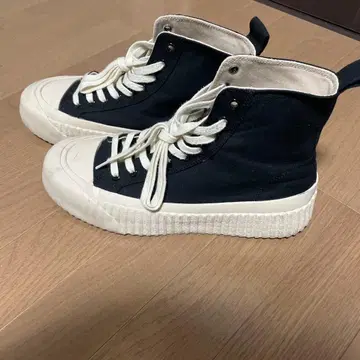 ZARA 블랙/화이트 하이컷 스니커즈