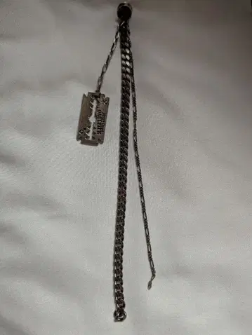 장 폴 고티에 핑 브로치