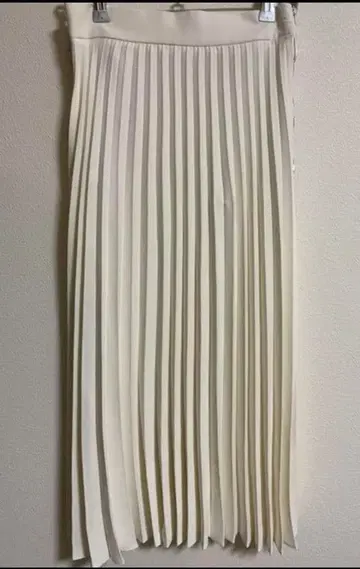 ZARA 플리츠 맥시 스커트 화이트
