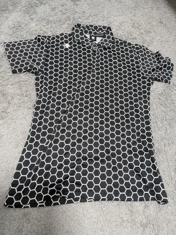 DESCENTE 블랙 앤 화이트 육각형 피케 셔츠