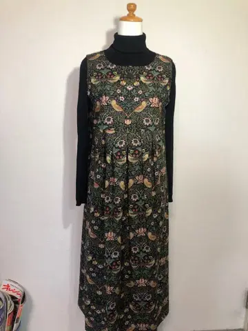 윌리엄 모리스 턱 원피스 (스트로베리 시프) BK