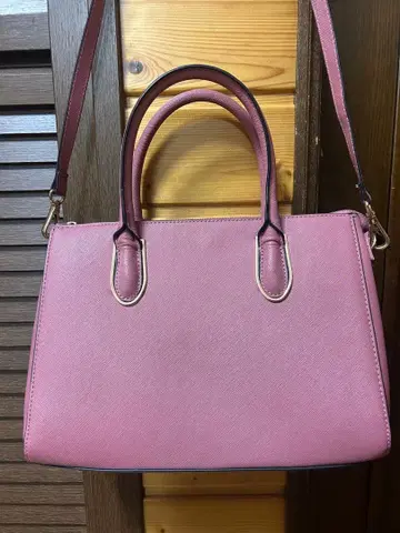 핑크 숄더백 박스형 금장 장식 포함