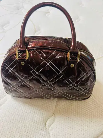 브라운 에나멜 퀼팅 핸드백 보르도 색상 새상품급