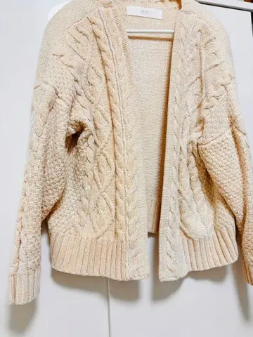 크림색 케이블 니트 가디건