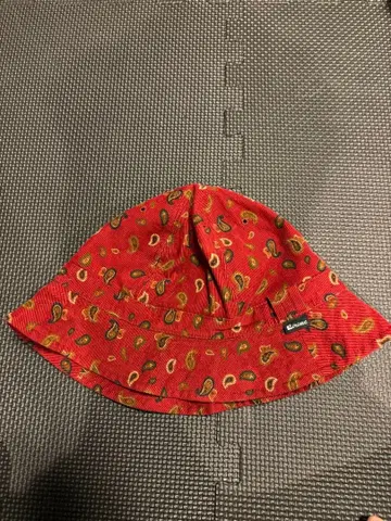 KIRIME 페이즐리 무늬 빨간색 버킷햇