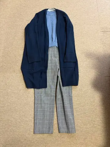 PLST 팬츠와 MUJI 네이비 가디건 셋업