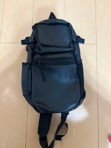 뉴에라 슬링 바디백 블랙 가죽