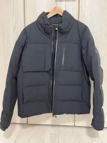 데상트 올마인드 밸런트 미즈사와 다운 자켓 블랙