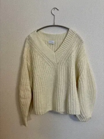 그린 라벨 릴랙싱 아이보리 V넥 니트