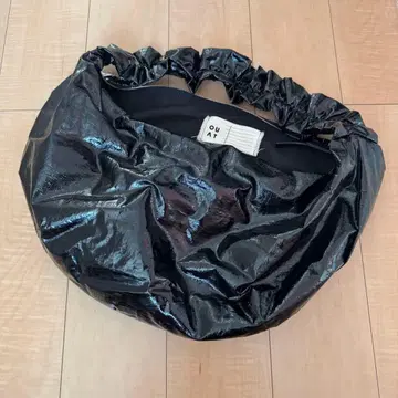 OUAT 블랙 에나멜 숄더백