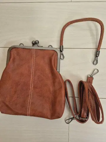 소형 숄더백 합성 피혁 브라운