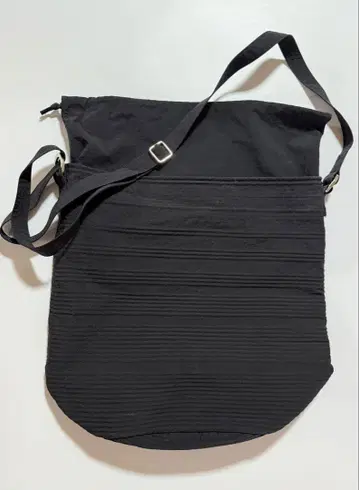 리브 텍스처 숄더백 블랙과 보라색