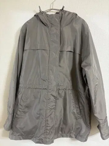 그레이 색상의 후드 부착 마운틴 후드티