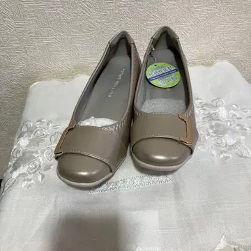 베이지 플랫슈즈 금장 장식 포함