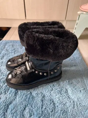 퍼 달린 블랙 롱 부츠